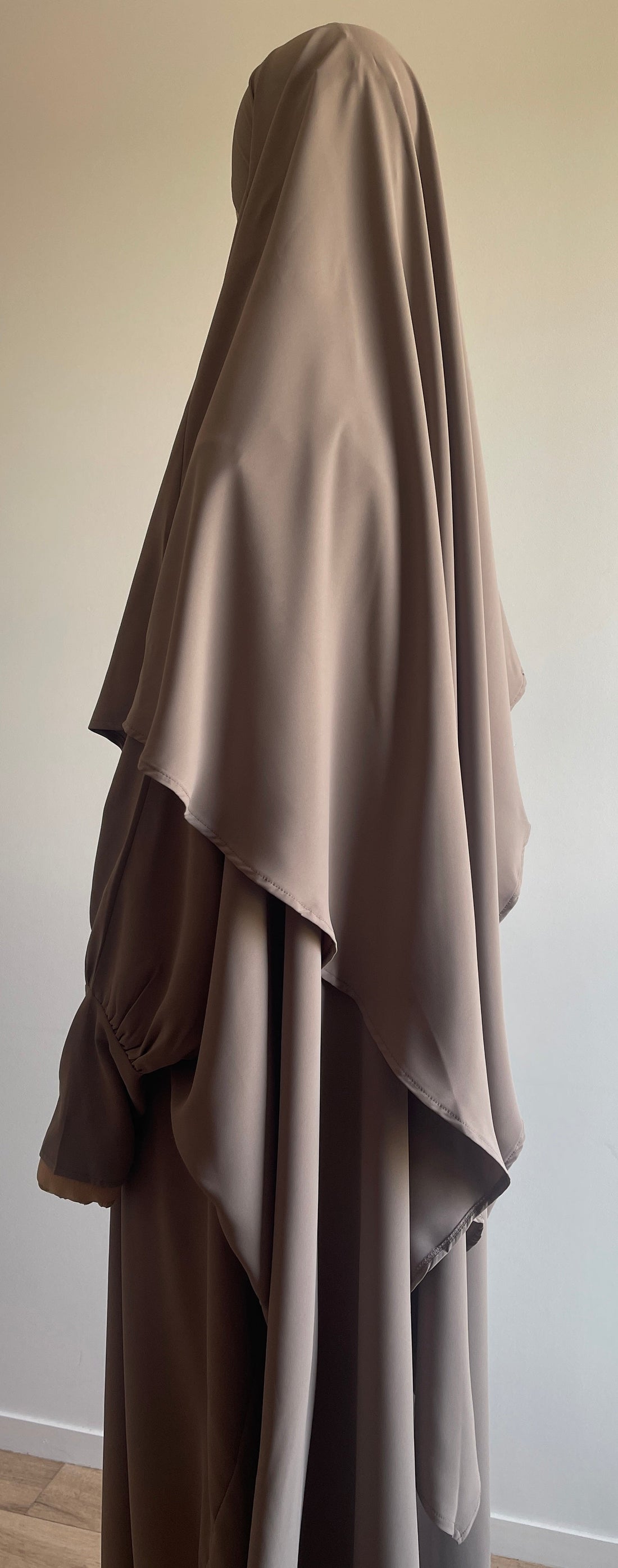 "A Complete Guide: How to Properly Wash Your Abaya for Longevity and Freshness"