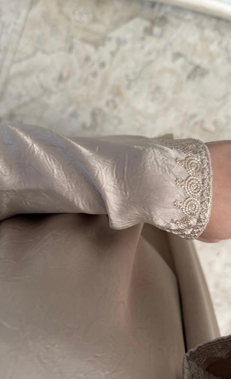Amirah Embroidered Abaya – Elegant Modest Maxi Dress with Asian-Inspired Collar