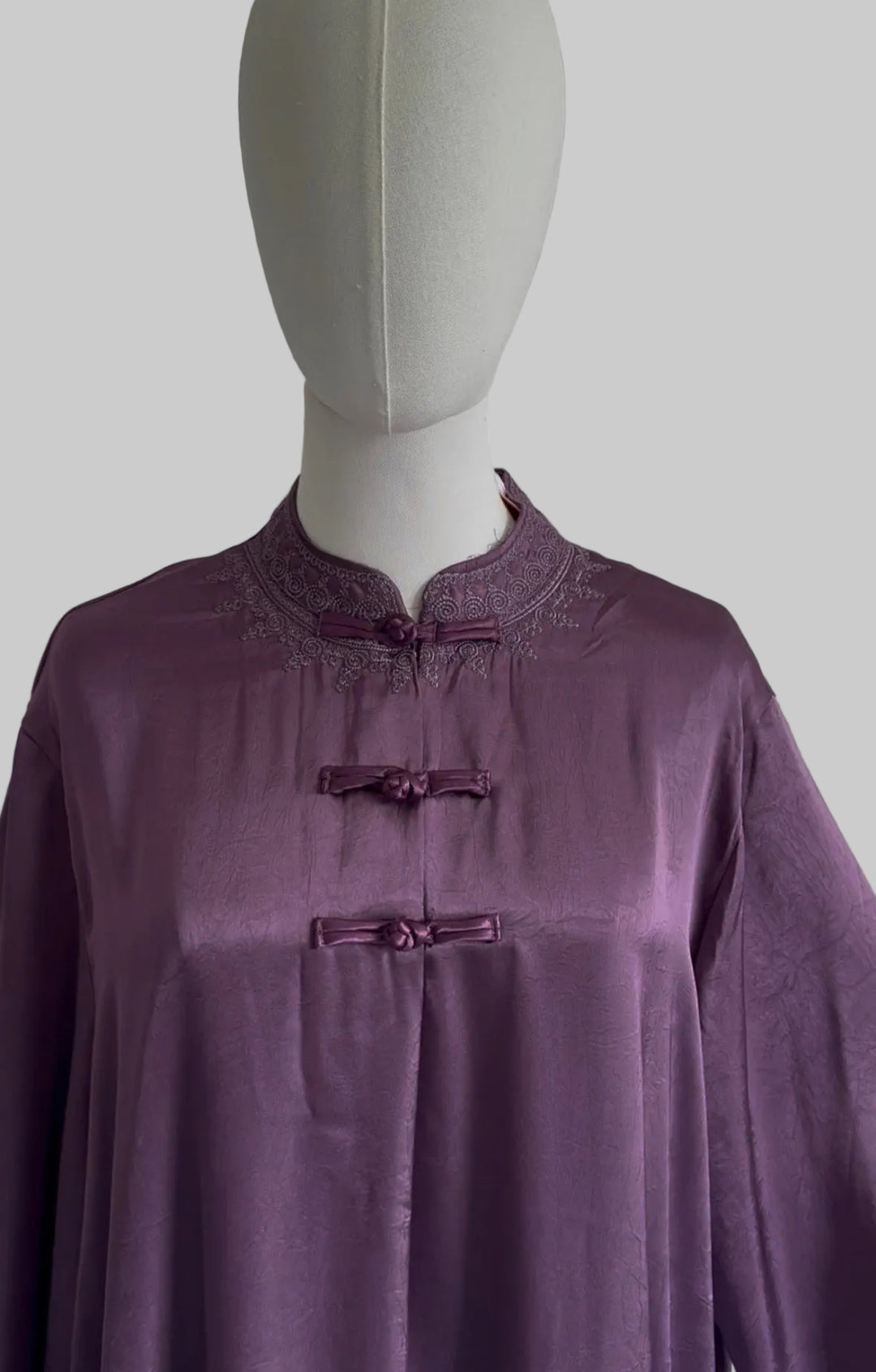 Amirah Embroidered Abaya – Elegant Modest Maxi Dress with Asian-Inspired Collar