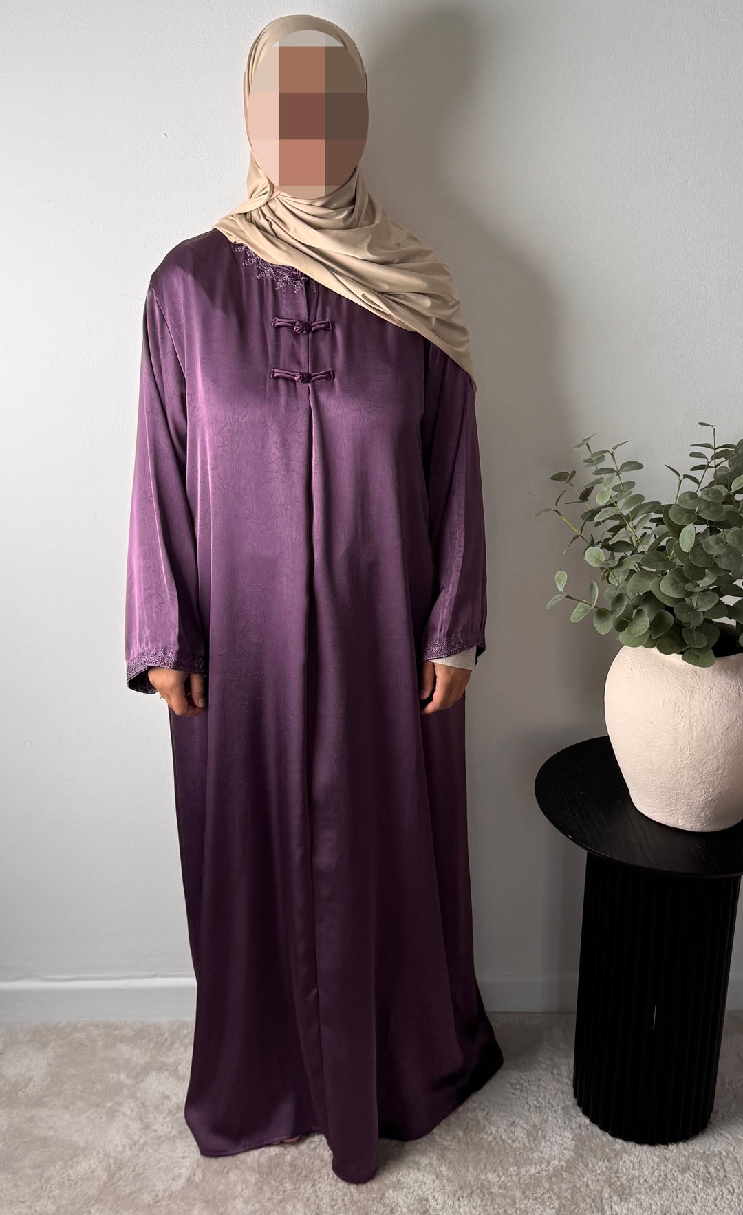 Amirah Embroidered Abaya – Elegant Modest Maxi Dress with Asian-Inspired Collar