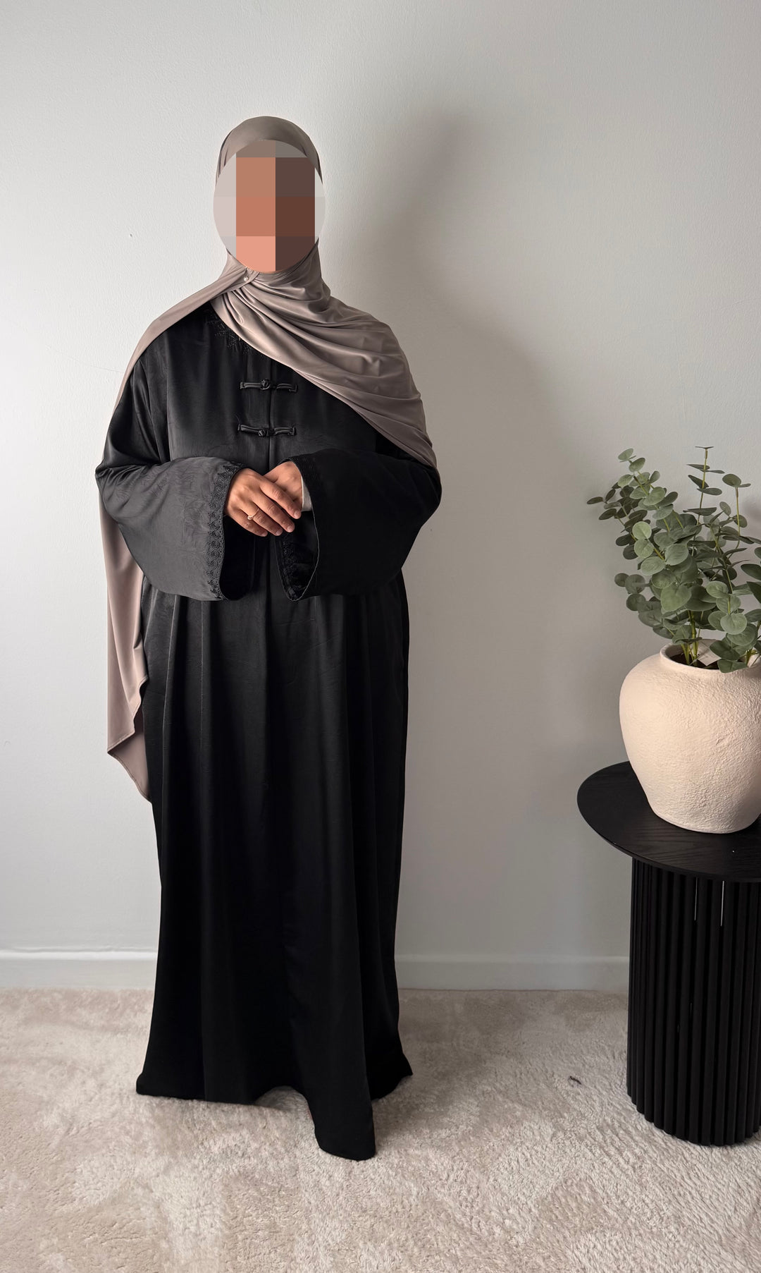 Amirah Embroidered Abaya – Elegant Modest Maxi Dress with Asian-Inspired Collar