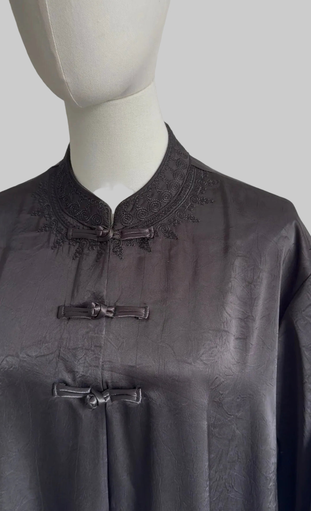 Amirah Embroidered Abaya – Elegant Modest Maxi Dress with Asian-Inspired Collar