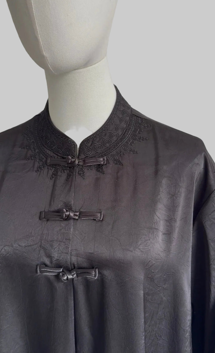 Amirah Embroidered Abaya – Elegant Modest Maxi Dress with Asian-Inspired Collar