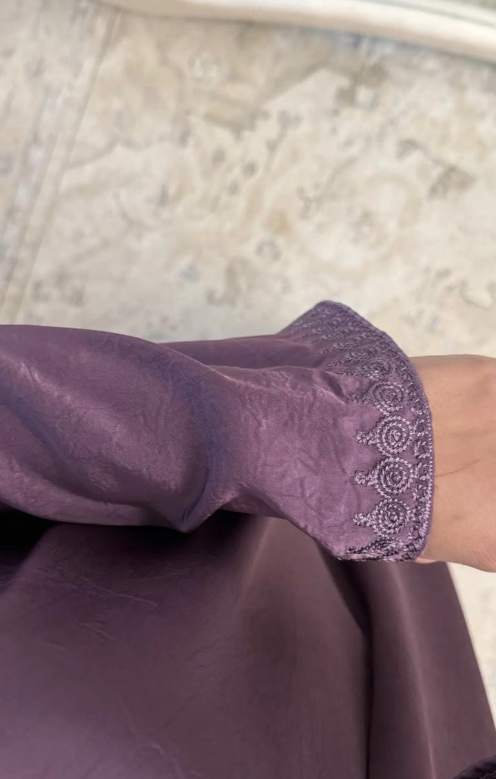 Amirah Embroidered Abaya – Elegant Modest Maxi Dress with Asian-Inspired Collar