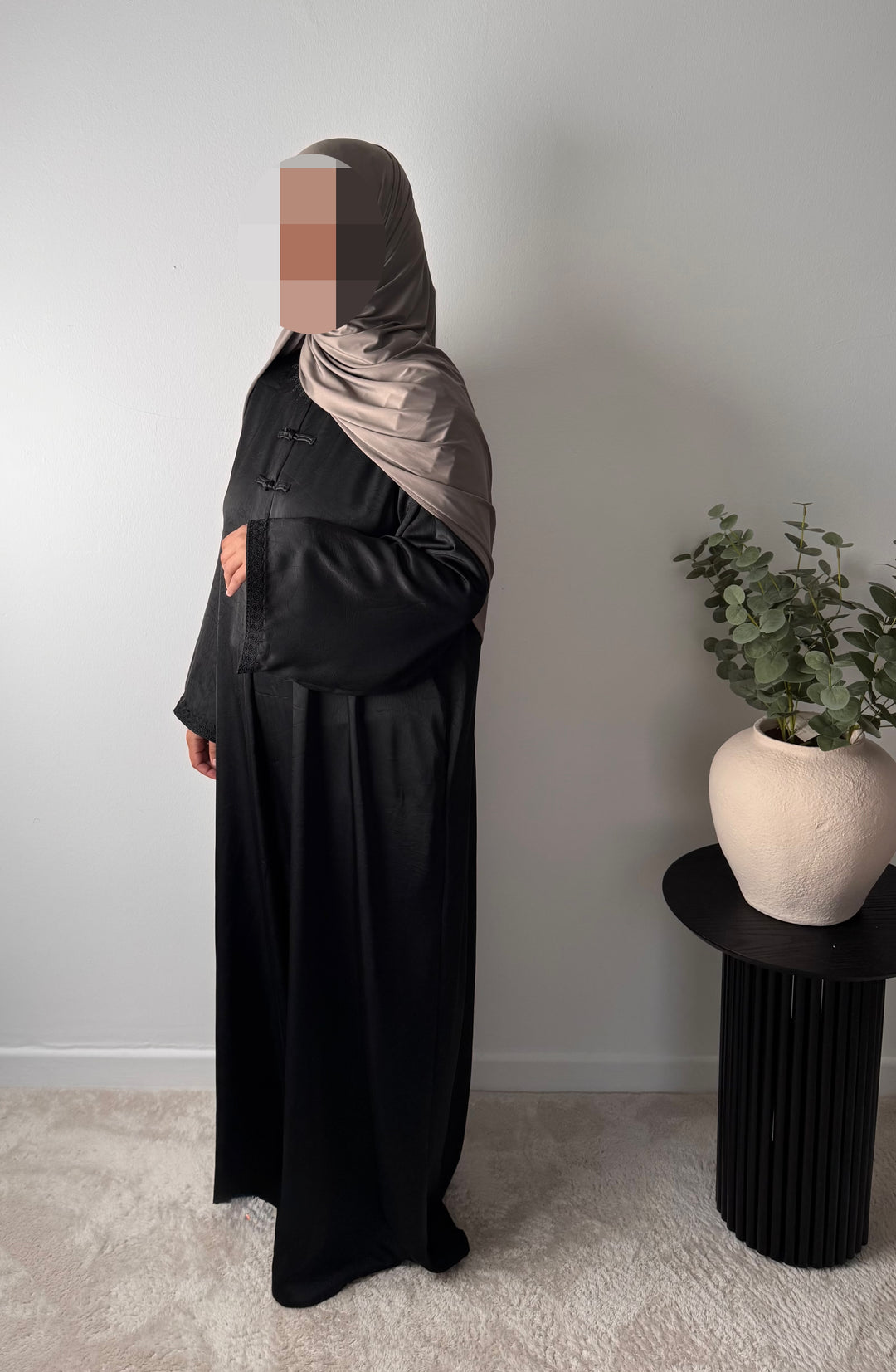 Amirah Embroidered Abaya – Elegant Modest Maxi Dress with Asian-Inspired Collar