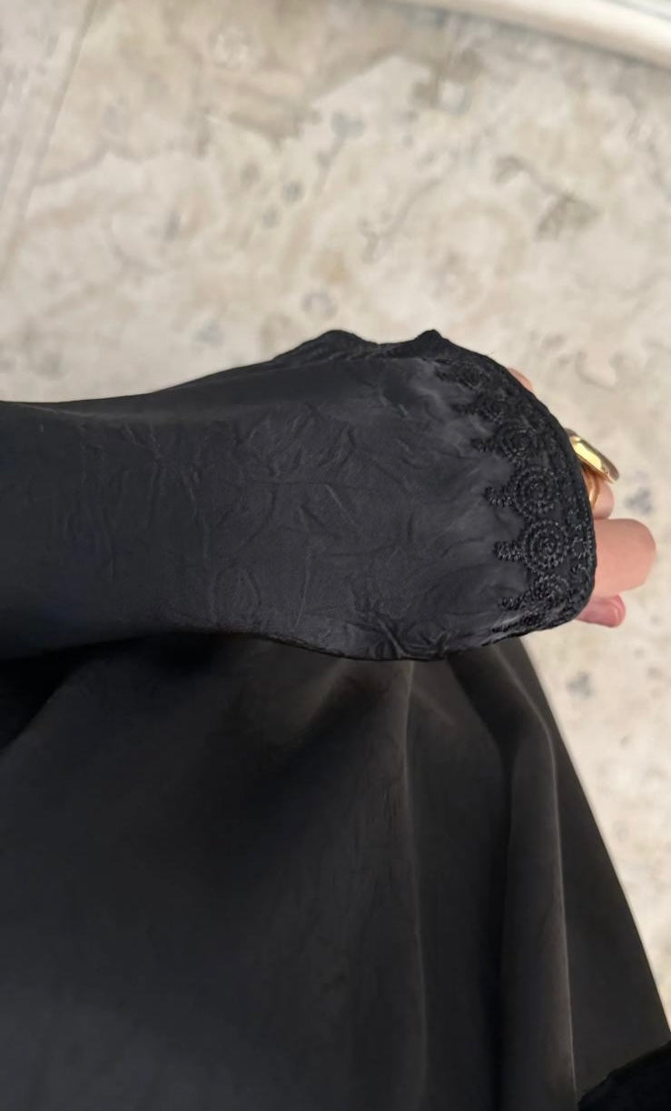 Amirah Embroidered Abaya – Elegant Modest Maxi Dress with Asian-Inspired Collar