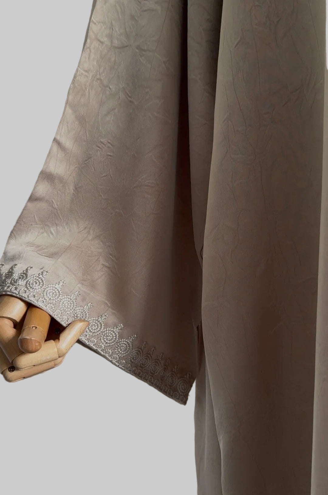 Amirah Embroidered Abaya – Elegant Modest Maxi Dress with Asian-Inspired Collar