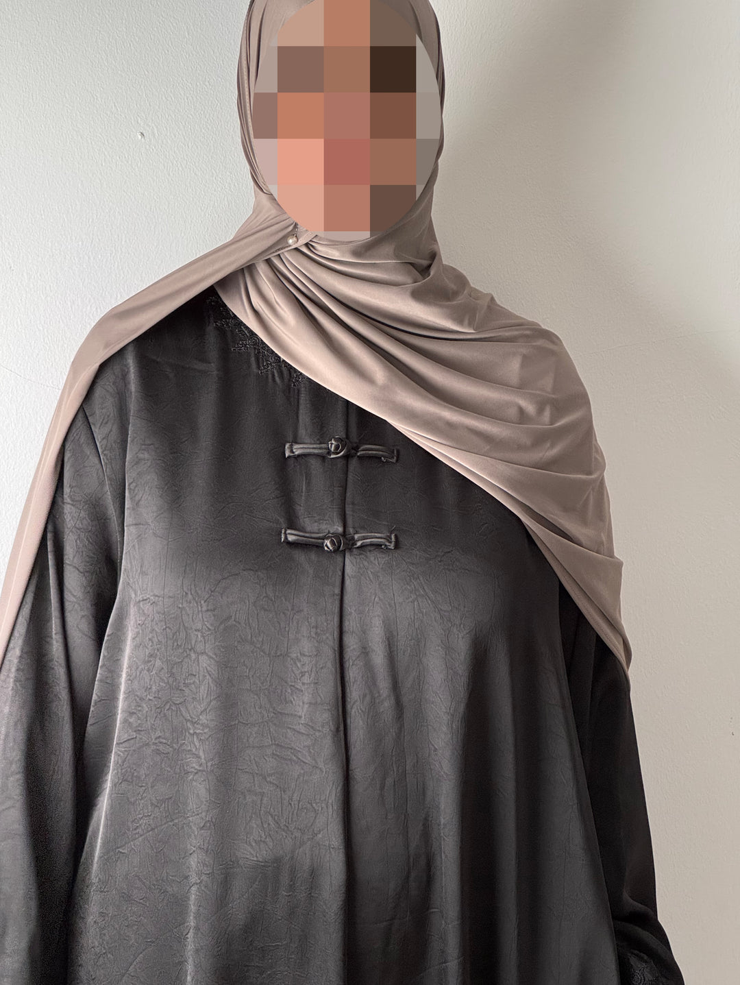 Amirah Embroidered Abaya – Elegant Modest Maxi Dress with Asian-Inspired Collar