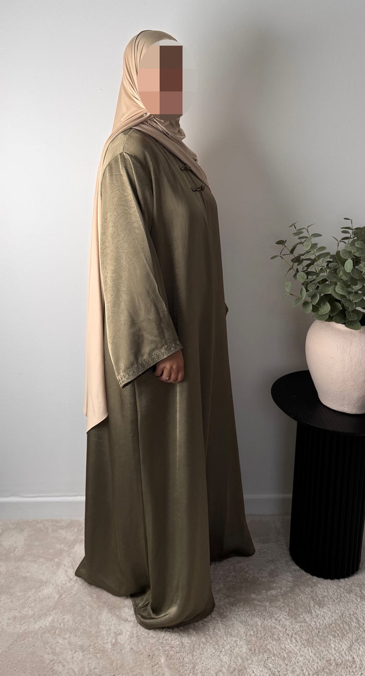 Amirah Embroidered Abaya – Elegant Modest Maxi Dress with Asian-Inspired Collar