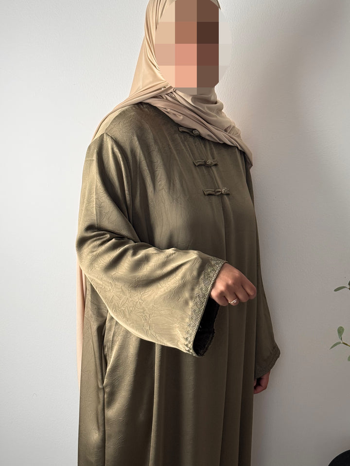 Amirah Embroidered Abaya – Elegant Modest Maxi Dress with Asian-Inspired Collar