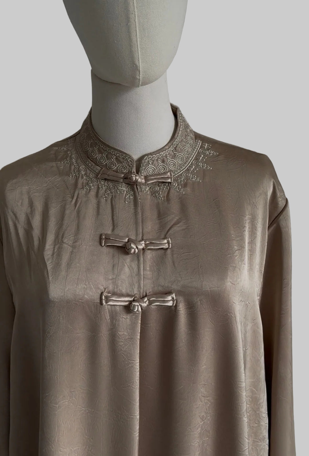 Amirah Embroidered Abaya – Elegant Modest Maxi Dress with Asian-Inspired Collar