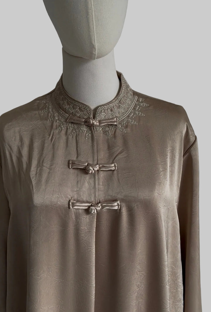 Amirah Embroidered Abaya – Elegant Modest Maxi Dress with Asian-Inspired Collar