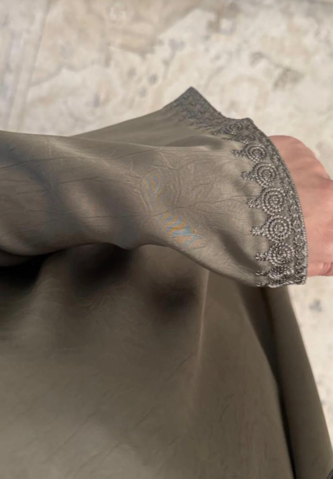 Amirah Embroidered Abaya – Elegant Modest Maxi Dress with Asian-Inspired Collar